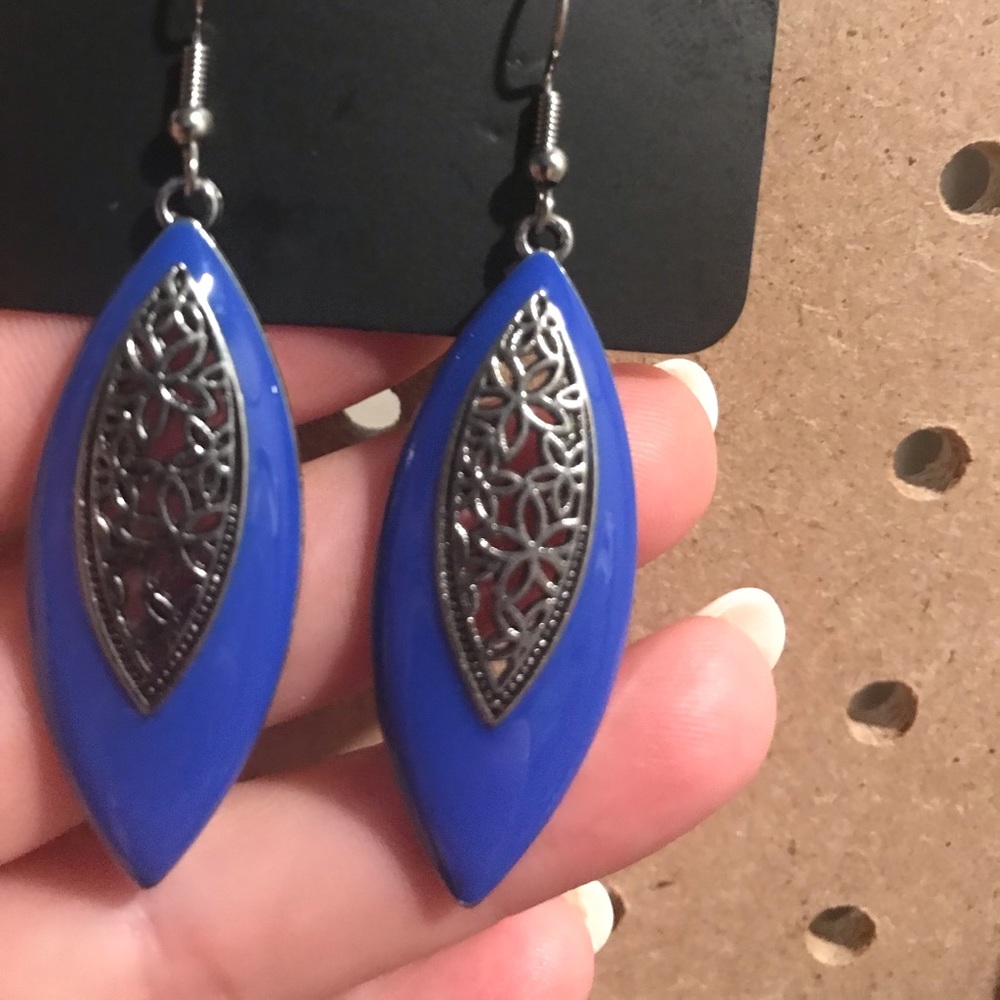 Diamond shape bright blue w/silver earrings.